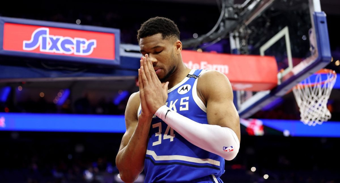 Ο Αντετοκούνμπο έγραψε... ιστορία με 20 ασίστ και οι Μπακς νίκησαν τους  Σίξερς