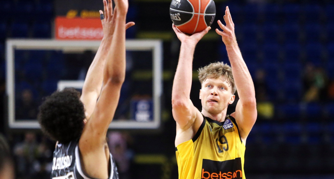 «Εκτέλεσε» την άμυνα του ΠΑΟΚ ο Κουζμίνσκας με τρίποντο από τα 9 μέτρα! (vid)