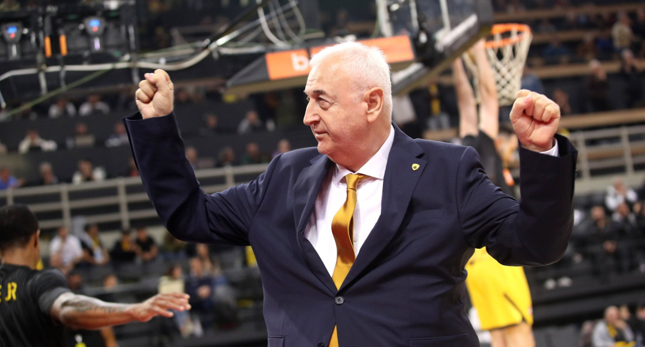 Κίνηση μεγαλείου από τον Σάκοτα: Ο κόσμος τον αποθέωνε, εκείνος έδειξε τους παίκτες