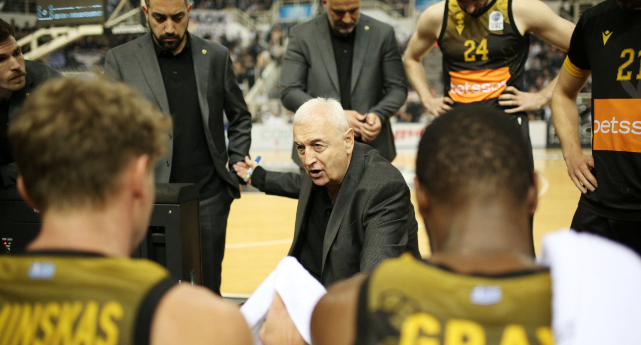 «Γκάζια» Σάκοτα στα αποδυτήρια για τη συντριβή της ΑΕΚ από τον ΠΑΟΚ