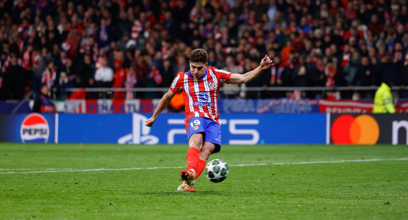 Ο Χουλιάν Άλβαρες σε εκτέλεση πέναλτι με τη φανέλα της Ατλέτικο Μαδρίτης  / Πηγή: Imago