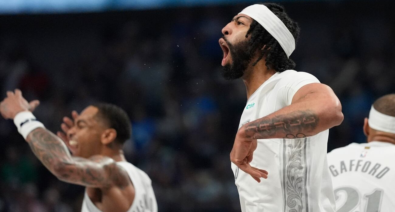 Ο Άντονι Ντέιβις περνά την πόρτα του χειρουργείου