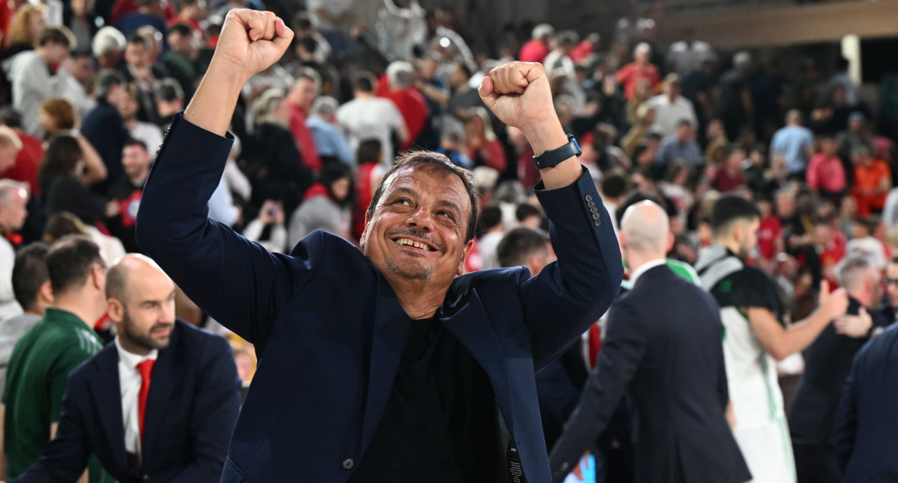 O κόουτς Αταμάν υψώνει τις γροθιές του / Πηγή: Eurokinissi