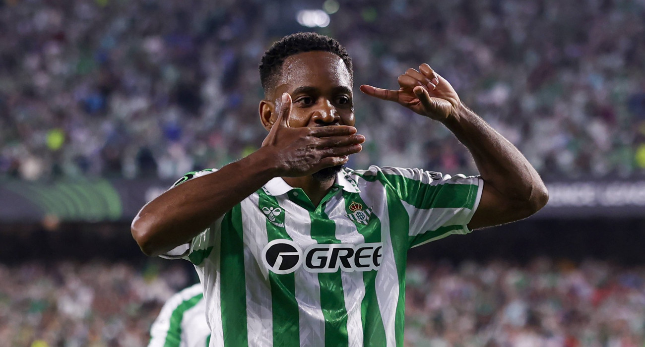 Ο Σέντρικ Μπακαμπού πανηγυρίζει γκολ που πέτυχε /Πηγή: Imago