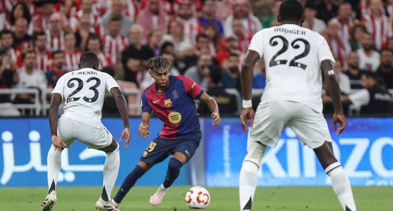 Ο Λαμίν Γιαμάλ ντριμπλάρει έξω από την περιοχή της Ρεάλ Μαδρίτης/Πηγή: Imago