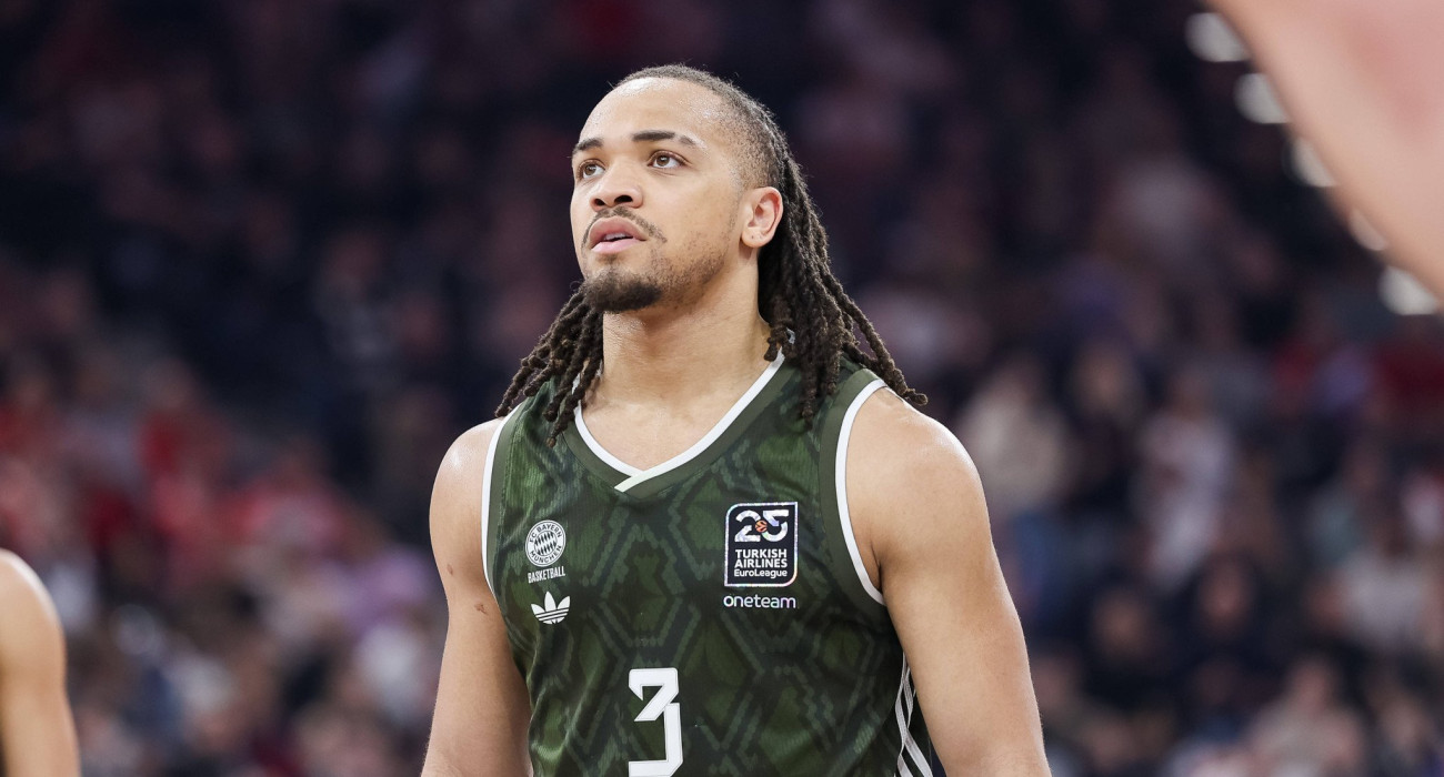 Ρεκόρ από τον Κάρσεν Έντουαρντς με οκτώ τρίποντα σε μια περίοδο!