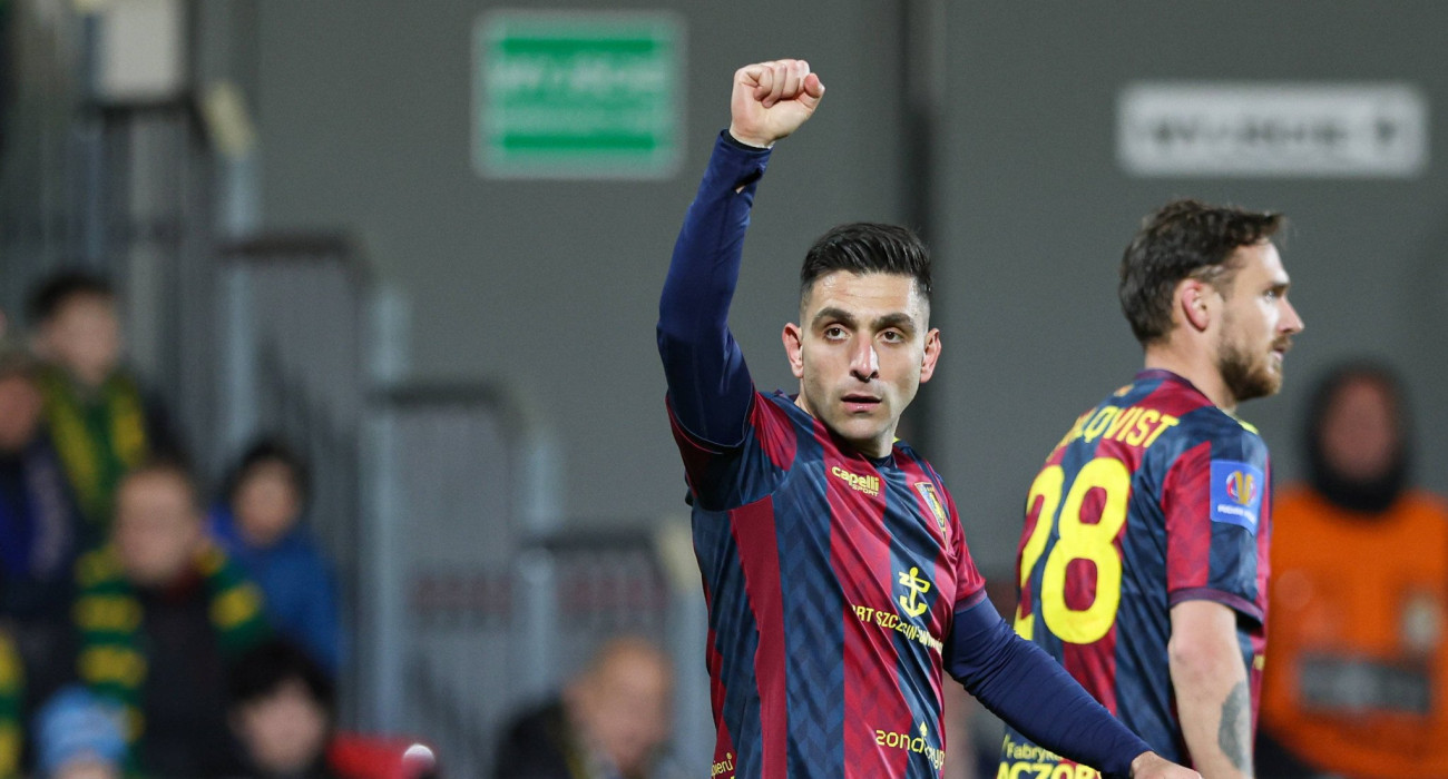 Ο Ευθύμης Κουλούρης πανηγυρίζει με την Πογκόν / Πηγή: Imago