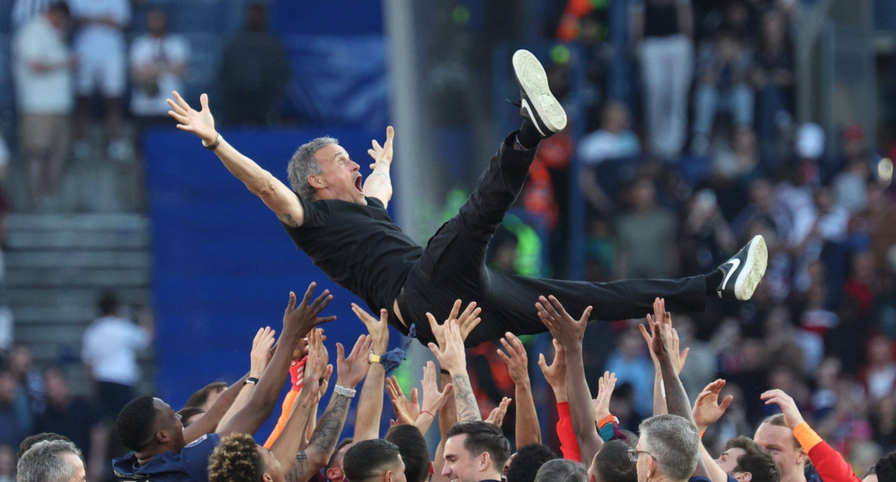 Ο Λουίς Ενρίκε στον «αέρα» από τους παίκτες της Παρί / Πηγή: Imago