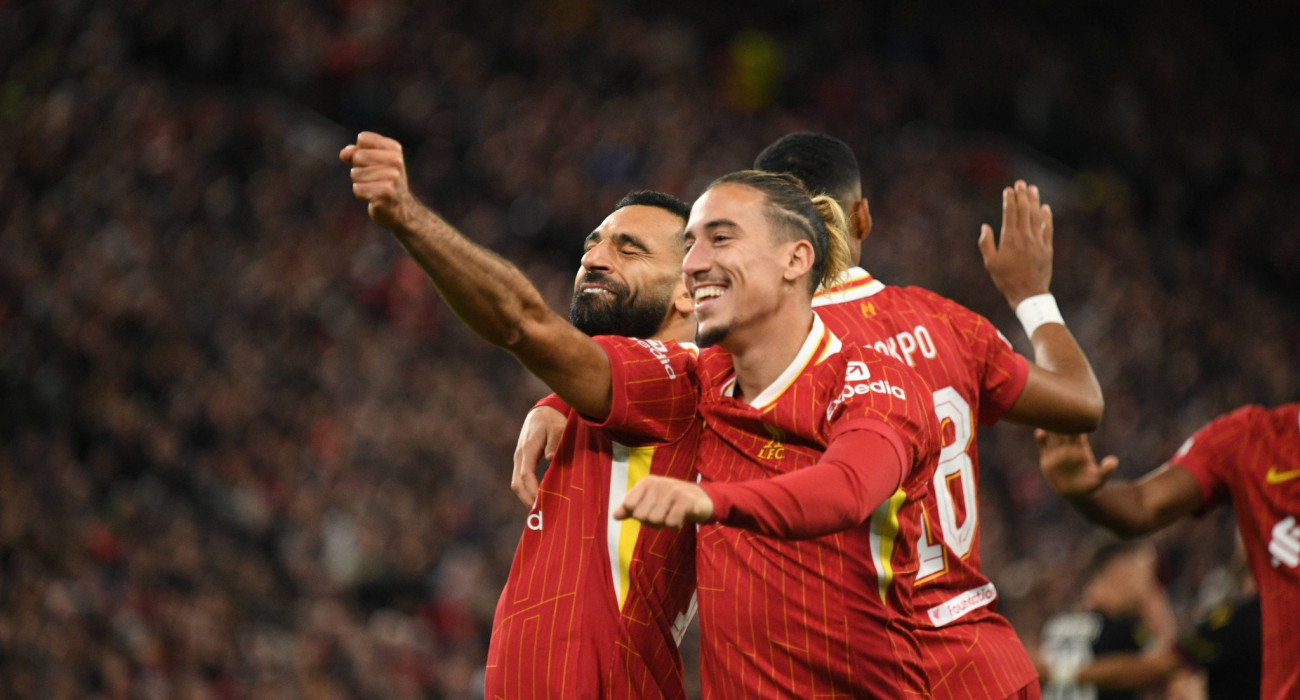 Ο Κώστας Τσιμίκας με τον Μοχάμεντ Σαλάχ στη Λίβερπουλ / Πηγή: Imago