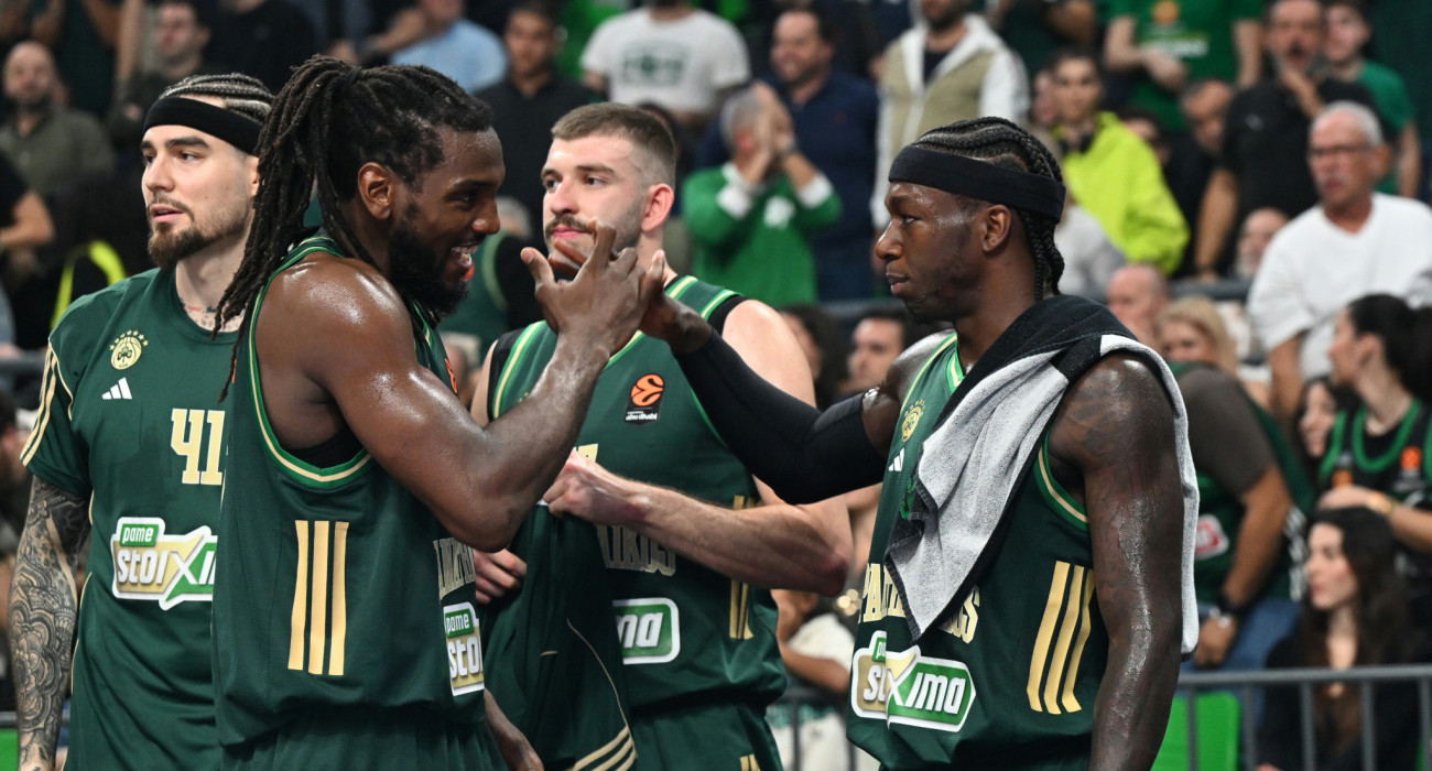 Ο Κένεθ Φαρίντ πανηγυρίζει με τον Κέντρικ Ναν/Πηγή: Βαγγέλης Στόλης