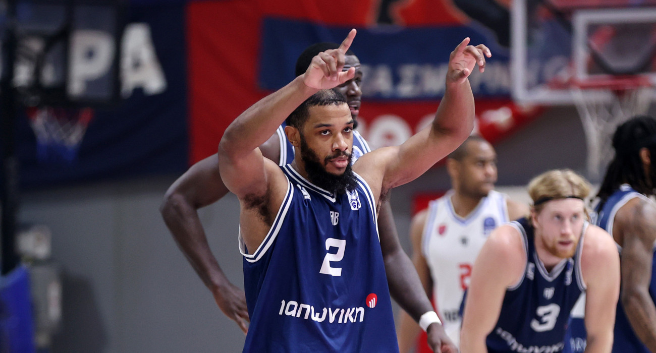 Ο Μπράντον Τζέφερσον της Καρδίτσας πανηγυρίζει στο ματς με τον Πανιώνιο/Πηγή: Intime