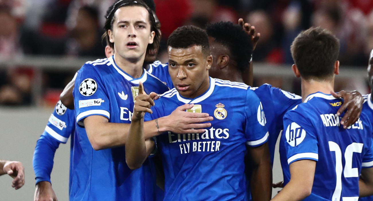 O Κιλιάν Εμπαπέ πανηγυρίζει με τους συμπαίκτες του στη Ρεάλ / Πηγή: Intime