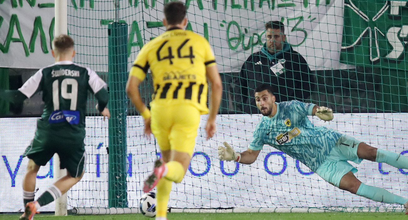 Ο Θωμάς Στρακόσια αποκρούει το πέναλτι του Σφιντέρσκι / Πηγή: InTime