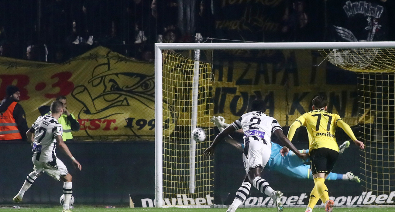 Η επέμβαση του Αθανασιάδη στο πέναλτι του Ντεσπόντοφ / Πηγή: Intime