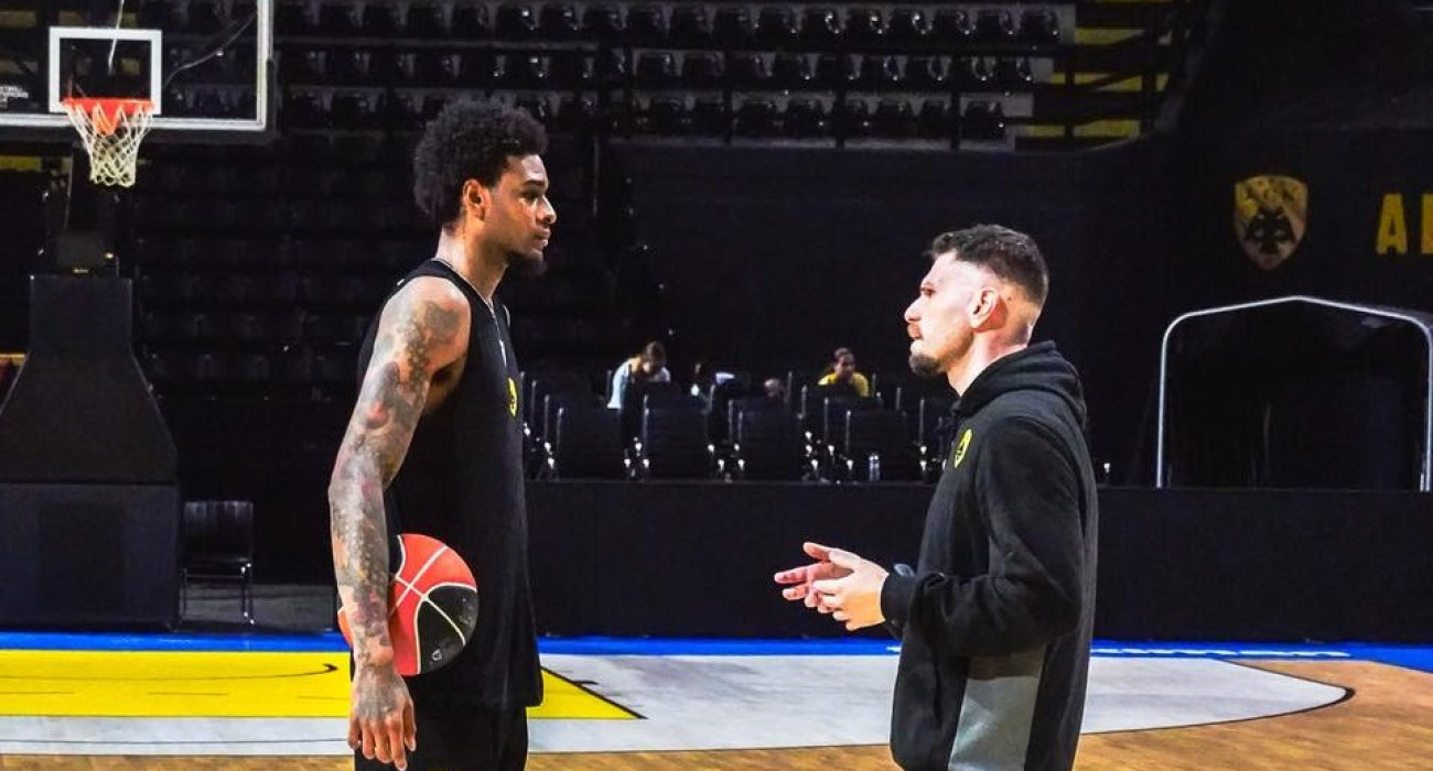 Ο Γκρεγκ Μπράουν με τον συνεργάτη του Ντράγκαν Σάκοτα, Μαρίνο Κωνσταντή - Πηγή: AEK BC