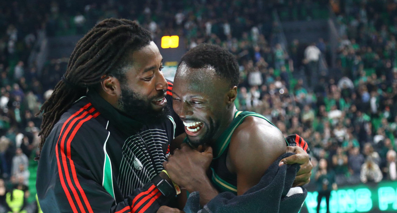 Ο εκστασιασμένος Λεσόρ... επιτέθηκε με πετσέτα στον Γκραντ μετά τη νίκη του Παναθηναϊκού (video)