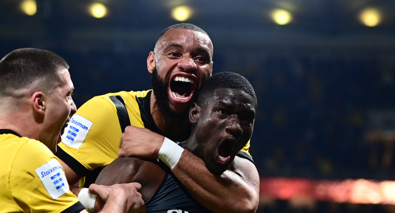 Ο Ζίνι πανηγυρίζει μαζί με τον Μουκουντί το 1-0 της ΑΕΚ κόντρα στον Άρη / Πηγή: Eurokinissi