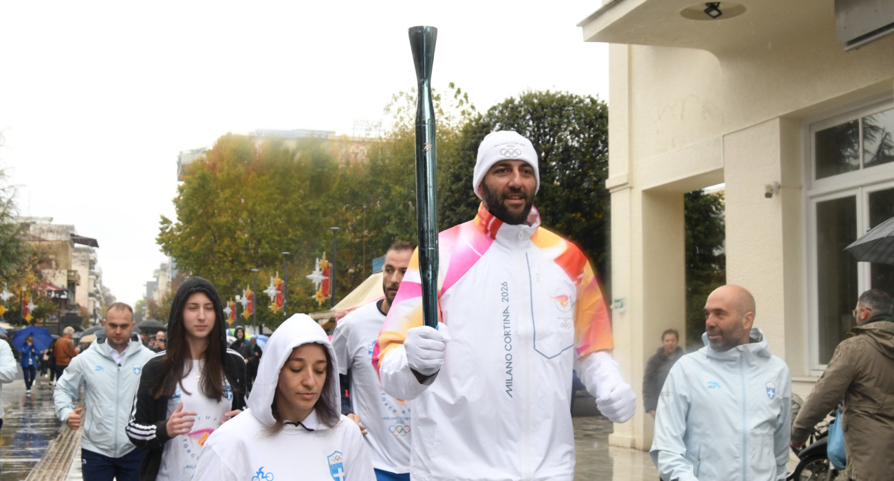 Ο Γιάννης Μπουρούσης με την Ολυμπιακή φλόγα/Πηγή: Eurokinissi