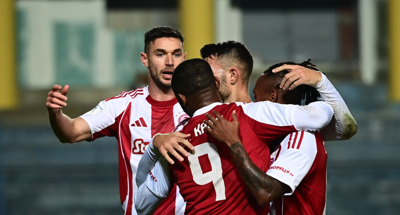 Οι «ερυθρόλευκοι» εγιναν μία αγκαλιά / Πηγή: Eurokinissi