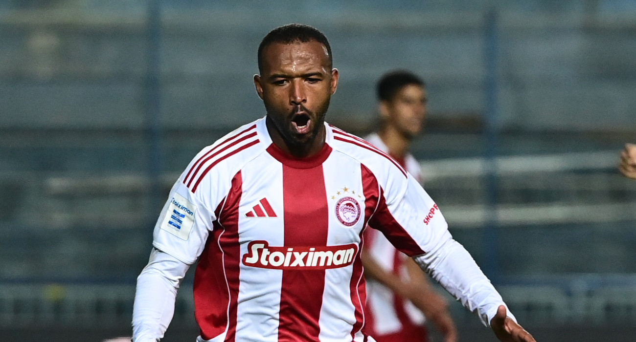 Ο Αγιούμπ Ελ Κααμπί πανηγυρίζει με τη φανέλα του Ολυμπιακού / Πηγή: Eurokinissi