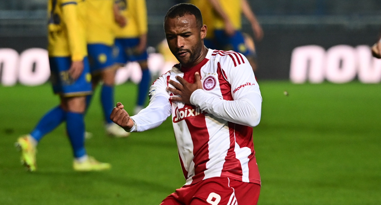 Ο Ελ Καμπί πανηγυρίζει το χρυσό του γκολ στο Αγρίνιο / Πηγή: Eurokinissi