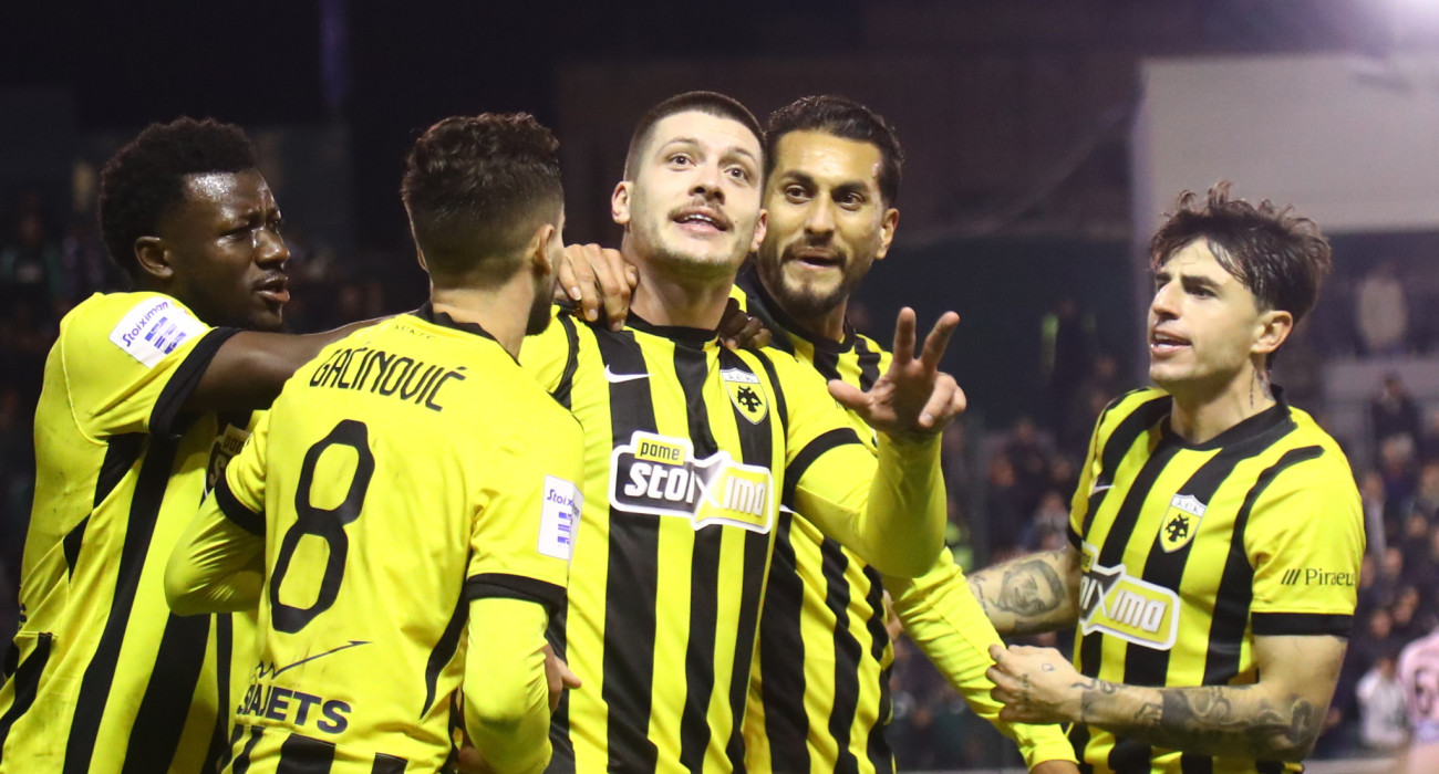 Ο Λούκα Γιόβιτς με τα δάκτυλά του δείχνει πόσα γκολ έβαλε στον Παναθηναϊκό / Πηγή: Eurokinissi