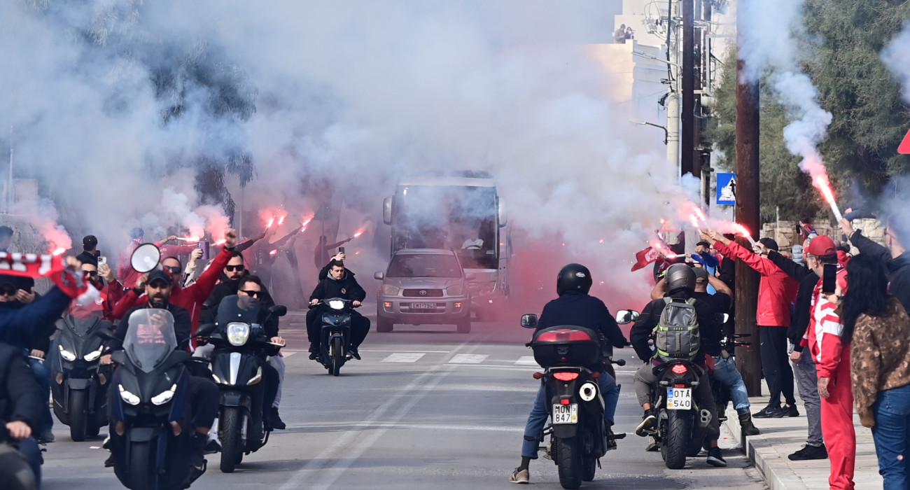 Οπαδοί του Ολυμπιακού συνοδεύουν την αποστολή / Πηγή: Eurokinissi