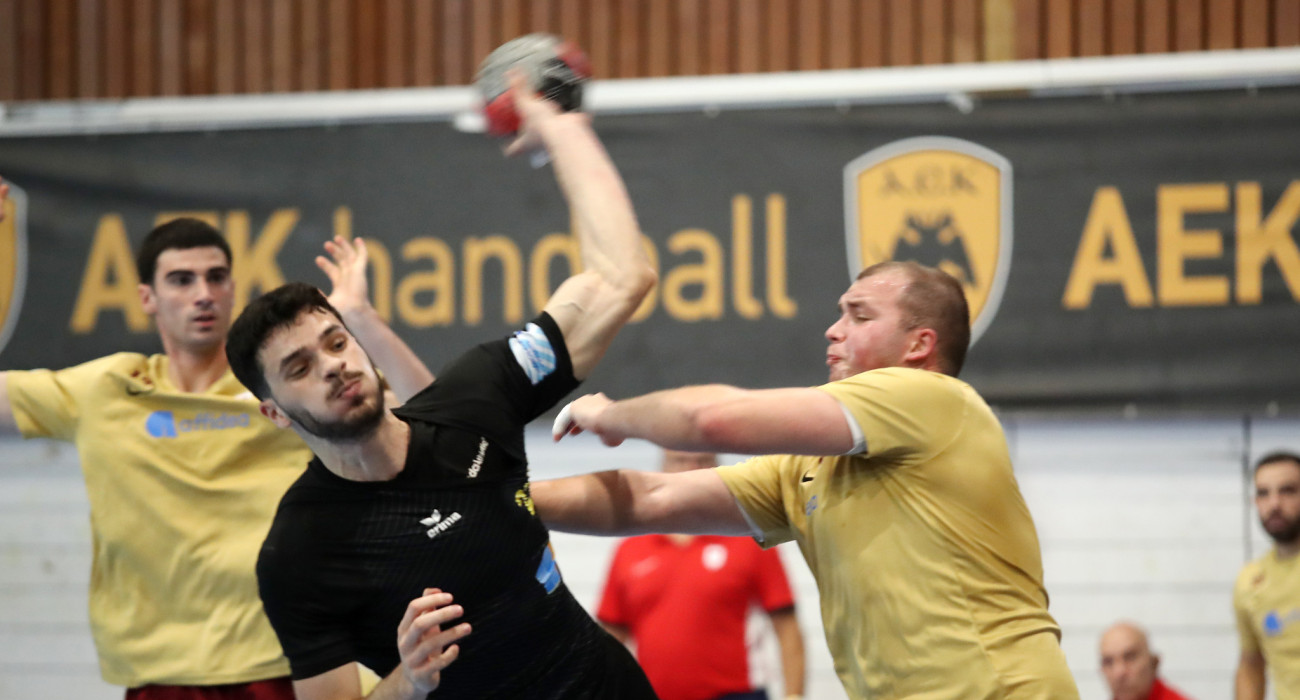 Φάση από το ΑΕΚ-Βριλήσσια για τη Handball Premier / Πηγή: Intime