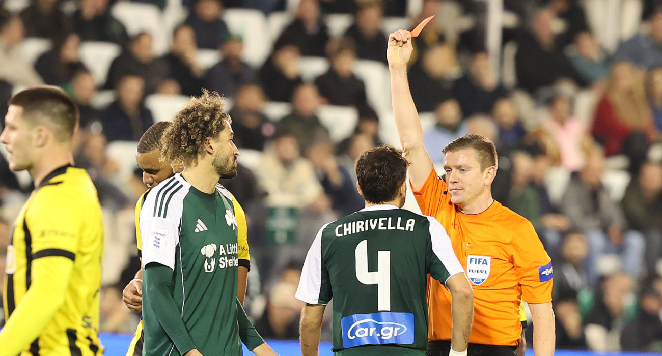 Η φάση της αποβολής του Αχμέντ Τουμπά στο 63ο λεπτό του αγώνα ρου Παναθηναϊκού με την ΑΕΚ - ΠΗΓΗ: ΙΝΤΙΜΕ