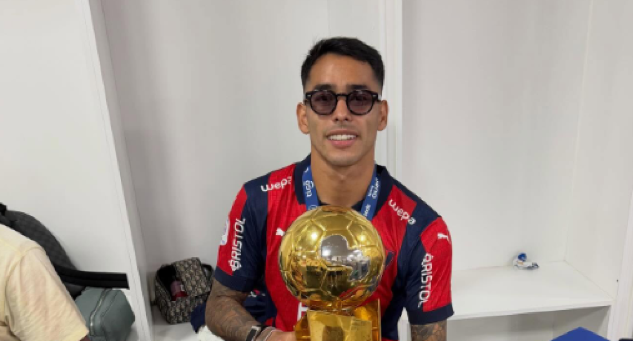 Ο Σέρχιο Αραούχο με την κούπα του πρωταθλήματος / Screenshot