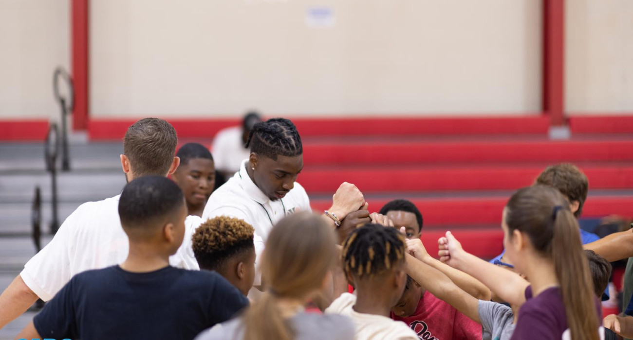 Ο Φρανκ Μπάρτλεϊ με παιδιά του camp του - Πηγή: Frank Bartley