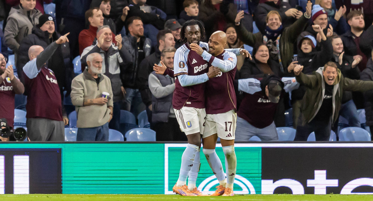 Οι ποδοσφαιριστές της Άστον Βίλα πανηγυρίζουν / Πηγή: Imago