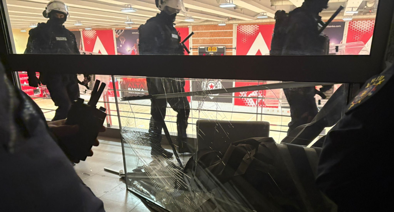 Χάος μετά την αποχώρηση του Ομπράντοβιτς: Σπασμένα τζάμια και φωτοβολίδες στην «Belgrade Arena» (video)