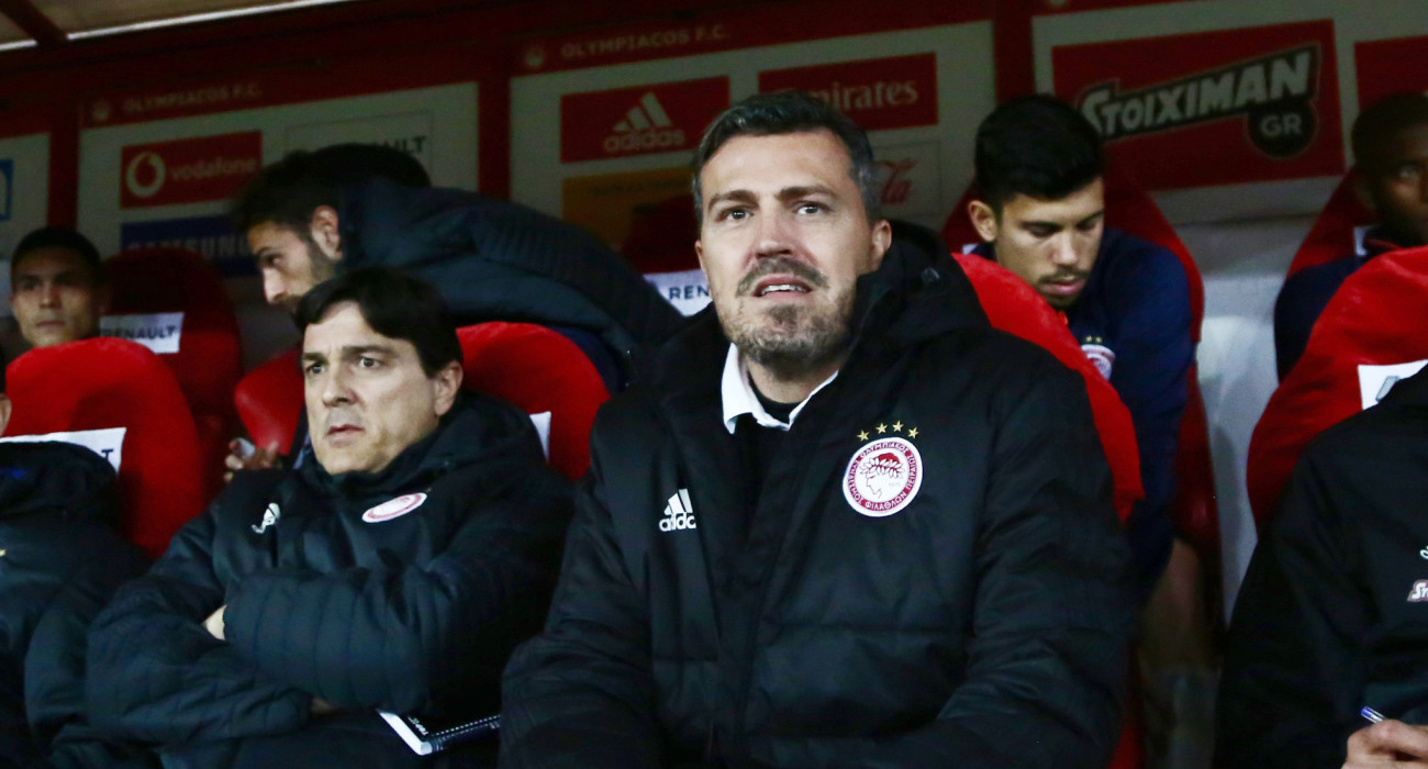 Ο Όσκαρ Γκαρθία στον πάγκο του Ολυμπιακού / Πηγή: Intime