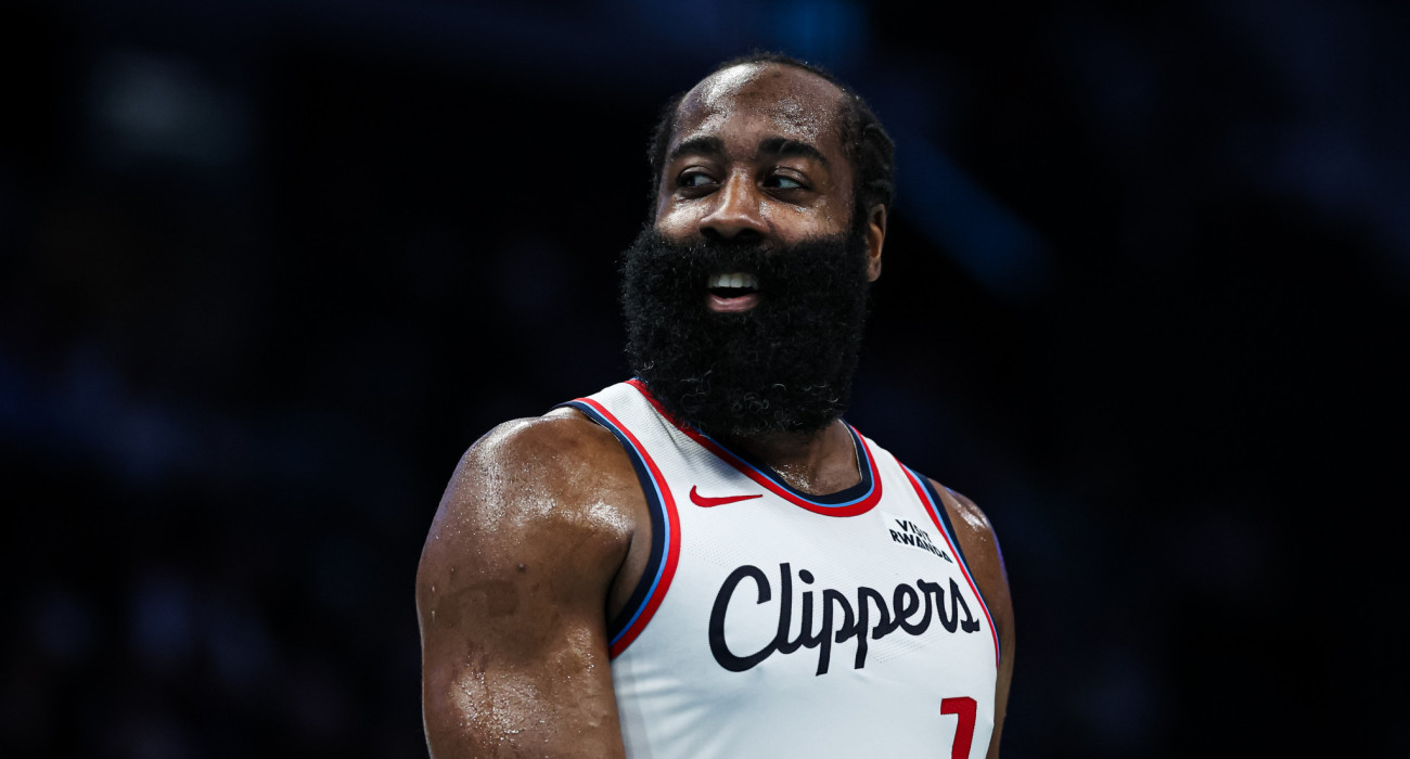 O Τζέιμς Χάρντεν γελάει... πονηρά / Πηγή: David Jensen / Getty Images