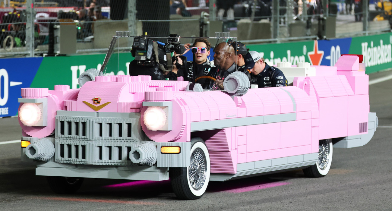 Η ροζ κάντιλικ από Lego με την οποία βόλταραν οι σταρ της Formula 1 / Πηγή: Getty Images