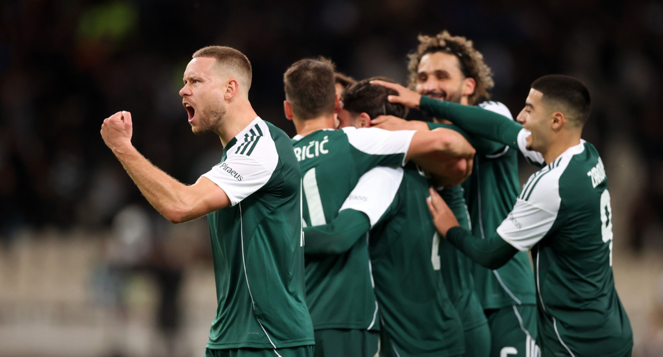 Ο Ίνγκασον με σφυγμένη τη γροθιά και οι συμπαίκτες του αγκαλιά πανηγυρίζουν τη νίκη του Παναθηναϊκού / Πηγή: Alex Pantling - UEFA/UEFA via Getty Images