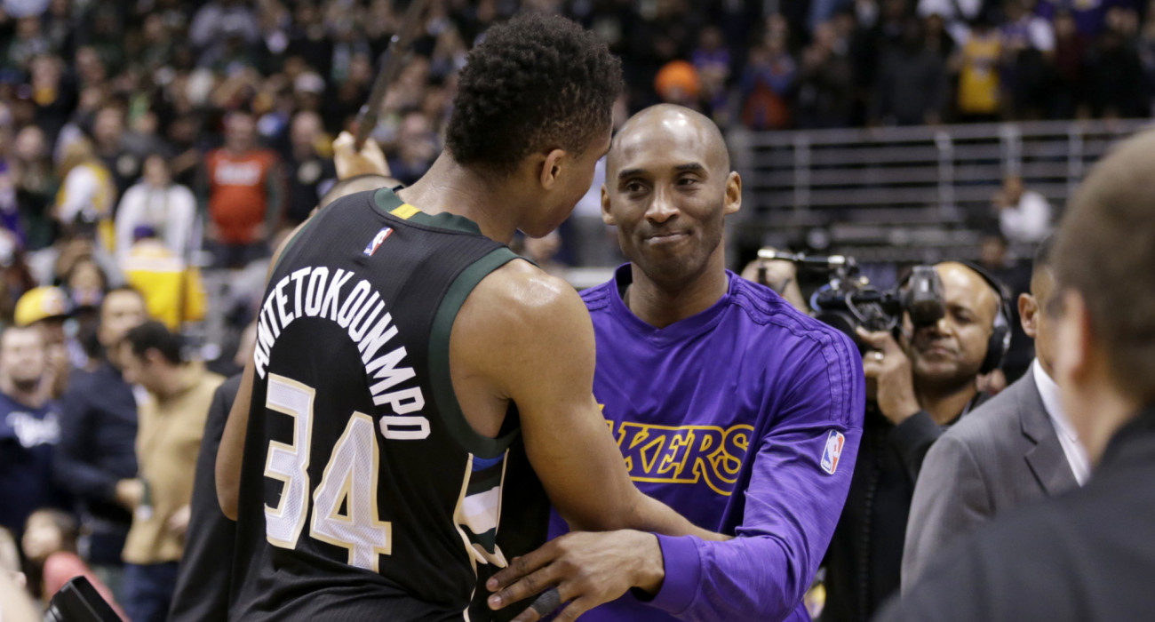 Ο Γιάννης Αντετοκούνμπο με τον αείμνηστο Κόμπε Μπράιαντ από το 2016 / Πηγή: Mike McGinnis / Getty Images / Ideal Images