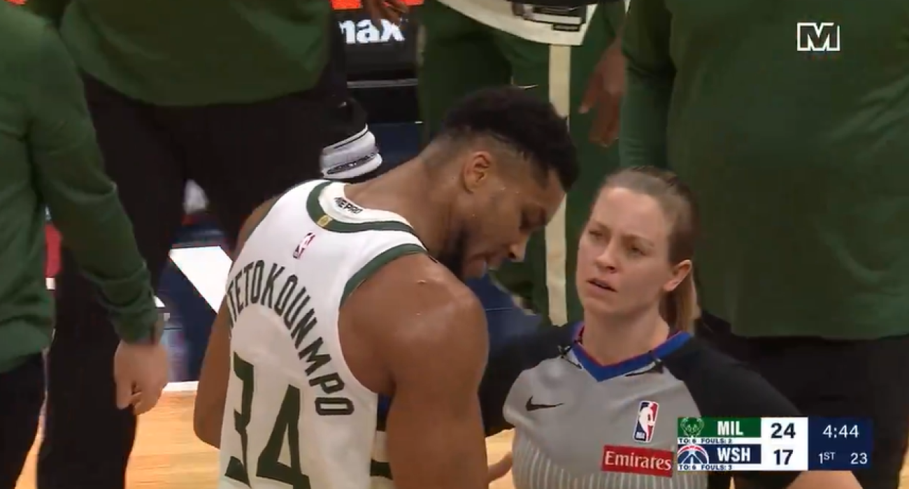 Ο Γιάννης Αντετοκούνμπο διαμαρτύρεται στον αγώνα των Μπακς με τους Ουίζαρντς/printscreen