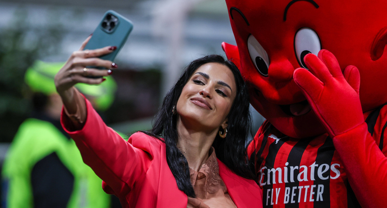 Η Ελεονόρα Ινκαρντόνα βγάζει σέλφι με την μασκότ της ομάδας που αγωνίζεται ο αγαπημένος της / Πηγή: Imago