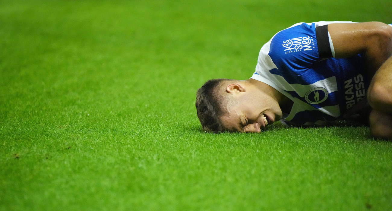 Ο Στέφανος Τζίμας τραυματίας στον αγωνιστικό χώρο / Πηγή: Imago