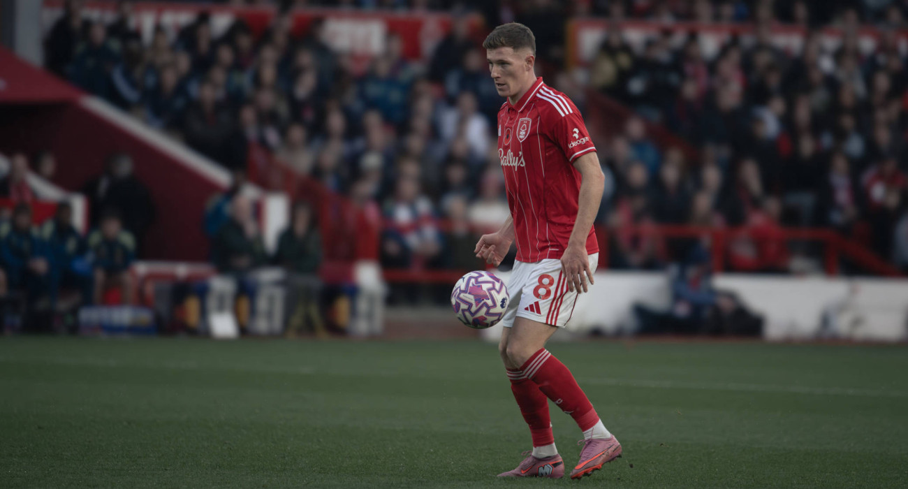 Ο Έλιοτ Άντερσον με τη φανέλα της Νότιγχαμ Φόρεστ / Πηγή: Imago