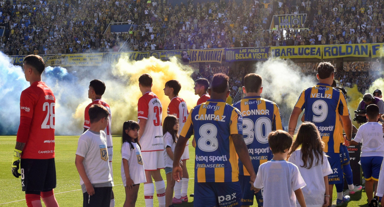 Οι παίκτες της Εστουδιάντες κάνουν pasillo με γυρισμένες πλάτες / Πηγή: Imago