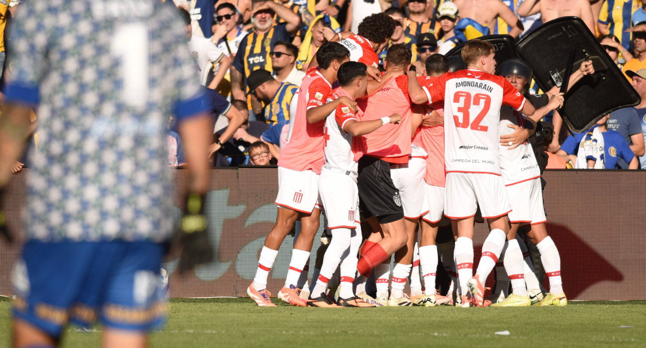 Οι παίκτες της Εστουδιάντες πανηγυρίζουν το γκολ τους απέναντι στην Ροζάριο Σεντράλ / Πηγή: Imago