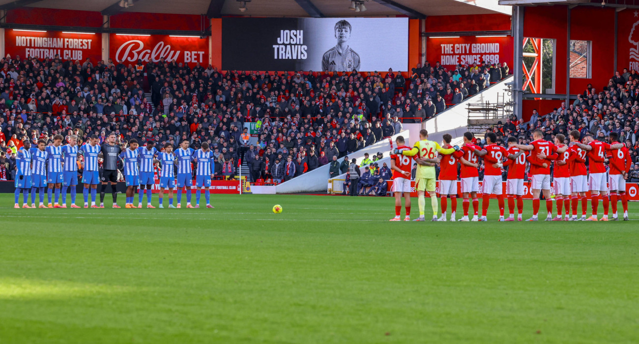 Ενός λεπτού σιγή στο Νότιγχαμ Φόρεστ-Μπράιτον για τον αδικοχαμένο ποδοσφαιριστή των γηπεδούχων / Πηγή: Imago