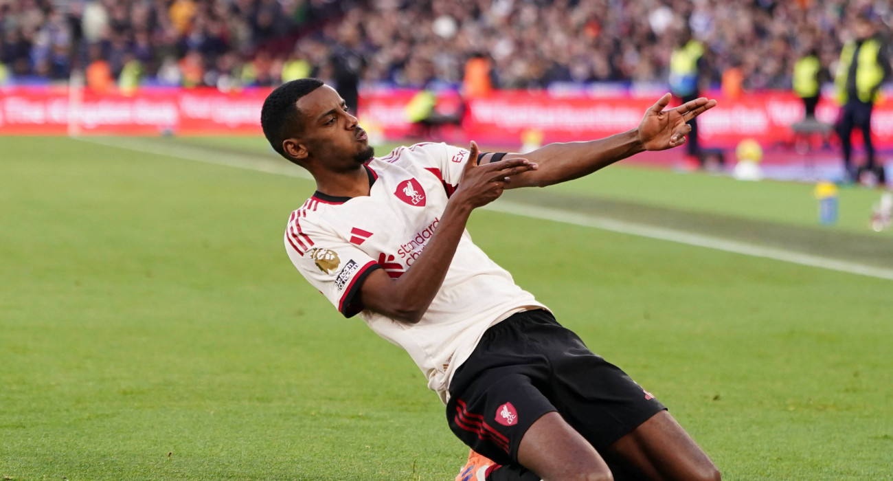 Ο Αλεξάντερ Ίσακ πανηγυρίζει το πρώτο του γκολ με τη φανέλα της Λίβερπουλ / Πηγή: Imago