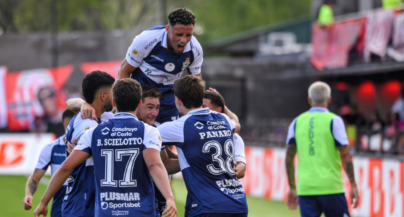 Οι παίκτες της Χιμνάσια Λα Πλάτα πανηγυρίζουν / Πηγή: Imago