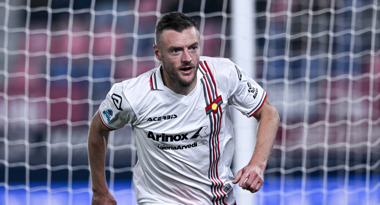 Ο Τζέιμι Βάρντι πανηγυρίζει με τ φανέλα της Κρεμονέζε / Πηγή: Imago