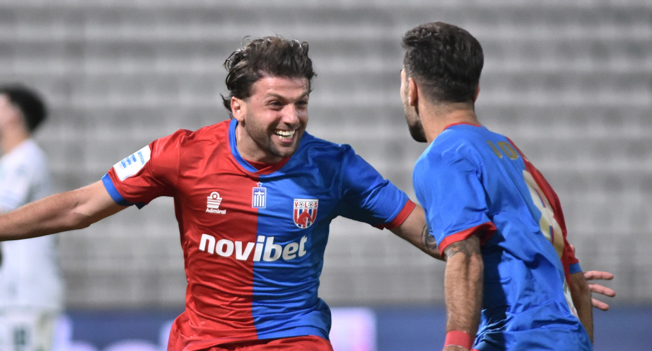 Ο Λάζαρος Λάμπρου πανηγυρίζει με τον Βόλο / Πηγή: Eurokinissi