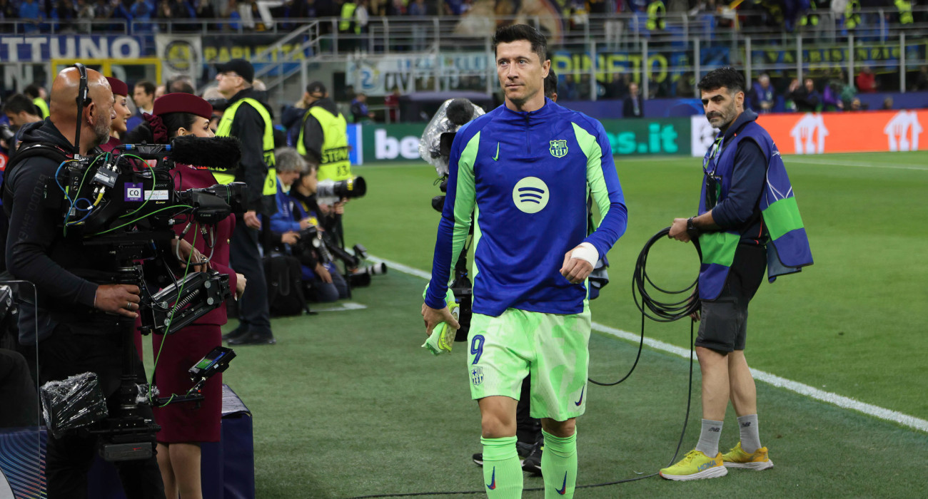 Ο Ρόμπερτ Λεβαντόφσκι στον πάγκο του αγώνα Ίντερ-Μπαρτσελόνα / Πηγή: Imago